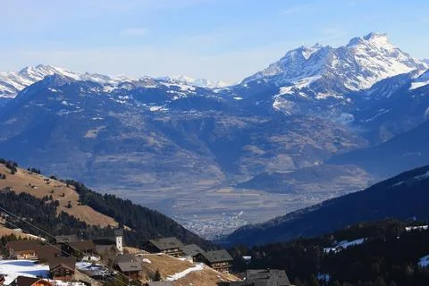 Alpine Valley and Chalets Surrounded by Snowy French Alps 库存照片