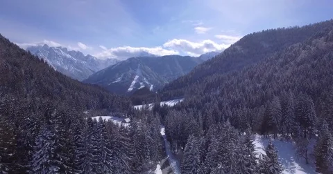 Alpine Valley Stockbeeldmateriaal 73222792