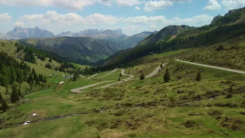 Alpine valley landscape with winding mountain road Vidéo 337078784