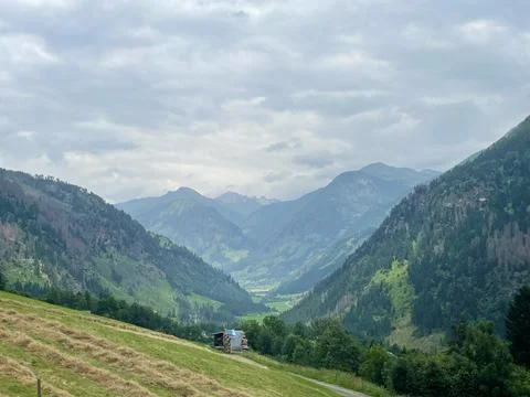 Alpine Valley Mountain Range Overcast Sky Green Slopes Foto stock