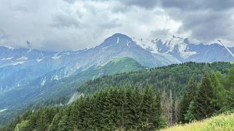 Alpine Valley Mountain Range Overcast Sky Green Slopes Фото