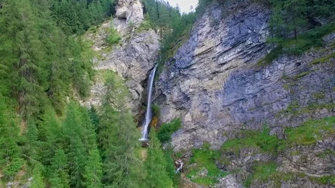 Alpine waterfall Video stock 123018097
