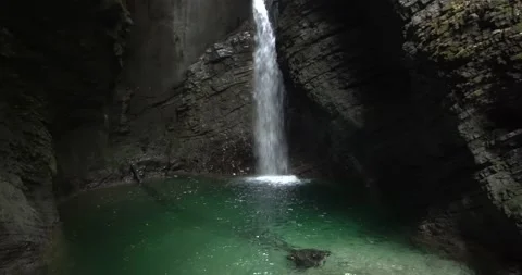 Alpine waterfalls form an emerald green lake Video stock 190481785