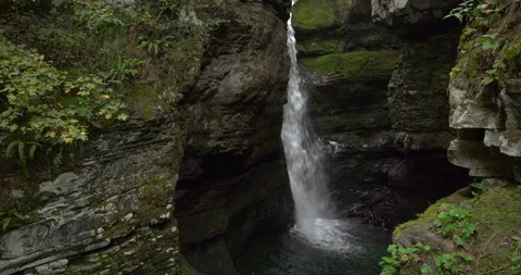 Alpine waterfalls form an emerald green lake Video stock 191669233
