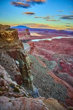 Alstrom Point red rock cliffs and Lake Powell at golden hour Foto stock