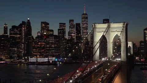 Alt dusk rising alongside Brooklyn Bridge view of downtown NYC skyline Vídeo Stock 344717962
