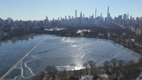 Alt winter flying clockwise around lake in Central Park in NYC Vídeos de archivo 300227044