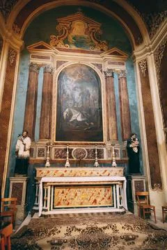 Altar with an icon between the columns and statues of monks in the Church of St Fotos Stock
