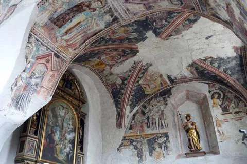 Alte Pfarrkirche St. Maria Himmelfahrt mit kunstvollen Fresken und alter K... Stock Photos