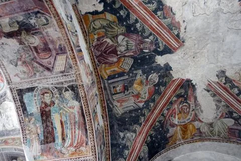 Alte Pfarrkirche St. Maria Himmelfahrt mit kunstvollen Fresken und alter K... Stock Photos