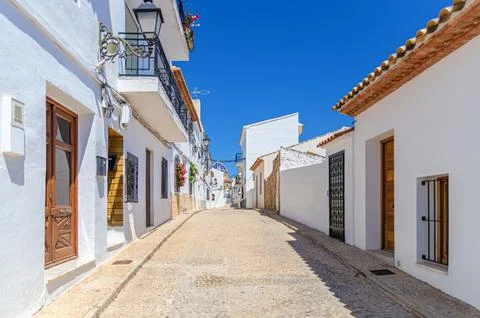 Altea old town narrow empty street with typical white houses traditional buil Fotos Stock