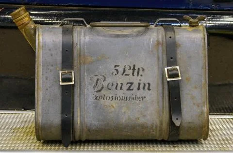 Alter Benzintank eines Oldtimer Autos Alter Benzintank eines Oldtimer Auto... Stock Photos