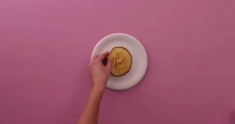 Alternating between sugar and pancakes on a white plate 1 스톡 동영상 132148286