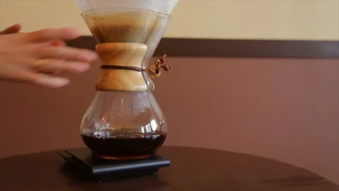 Alternative coffee-making methods. Brewed coffee in a glass flask 库存影片 85806330