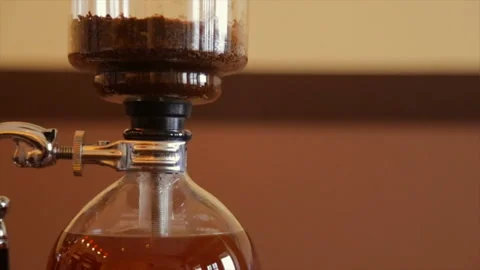 Alternative coffee-making methods. Brewed coffee in a glass flask 库存影片 85809573