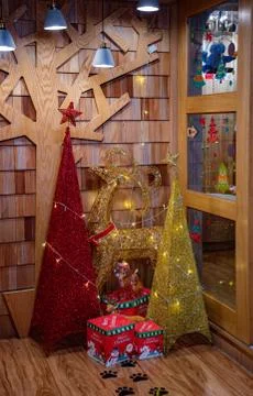 Alternative triangle shape christmas trees and golden deer with wooden tree a Stock-Fotos