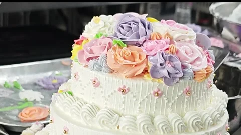 Alternative view of a chef piping green buttercream leaves onto a cake. Vídeos de archivo 344746710