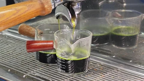 Alternative view of extracting a fresh matcha green tea shot. 库存影片 344747632