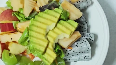 Alternative view of a healthy fresh salad with avocado and dragon fruit. Vidéo 345292333