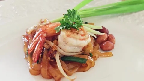 Alternative view of single portion Thai Pad Thai with fresh green chives. Vidéo 347514137