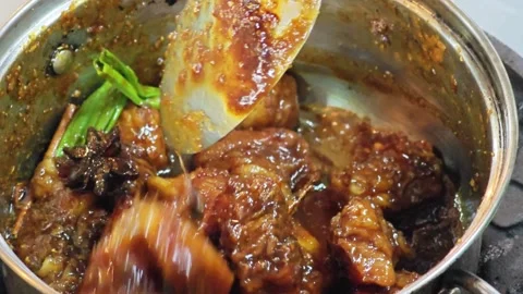 Alternative view of stirring marinated chicken inside a cooking pot. 動画素材 344559448