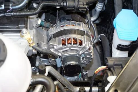 Alternator (generator) installed in the engine compartment of a modern car. Foto stock