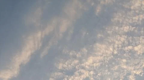 Altocumulus cloud formations in blue sky with sunlight texture Stockfoto's