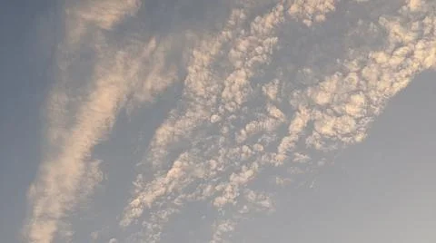 Altocumulus cloud formations in blue sky with sunlight texture Stockfoto's