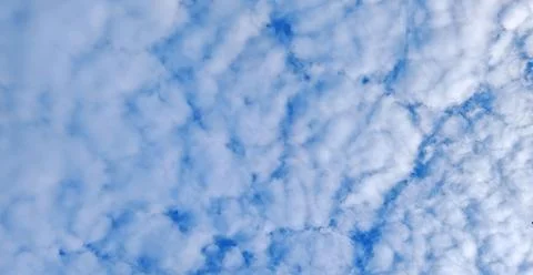 Altocumulus Cloud Pattern in Blue Sky 스톡 사진