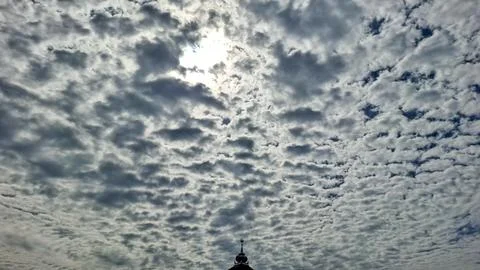 Altocumulus Cloud Pattern with Sunlight and Dome Silhouette Foto stock