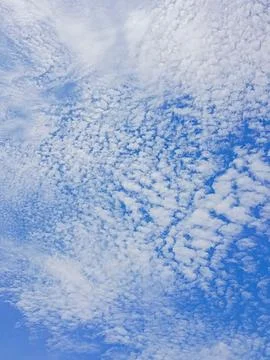 Altocumulus Cloud Texture in Blue Sky Natural Weather Background with Soft Patte Fotos de archivo