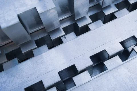 The aluminum profile with rectangular teeth along the entire length is folded Stock-Fotos