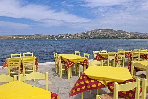 Am Meer Tische in einem Restaurant am Meer in Parikia, Insel Paros, Kyklad... Stock Photos