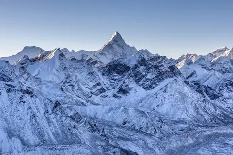 Ama Dablam mountain landscape. Sharp mountain peak standing out among Himalay Foto stock