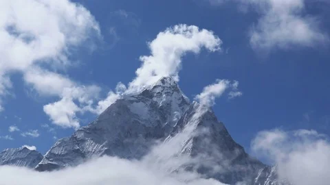 Ama Dablam peak in clouds Stockbeeldmateriaal 75036217