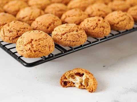 Amaretti cookie on cooling rack 스톡 사진