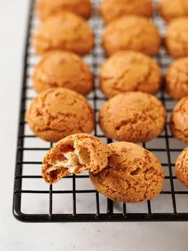 Amaretti cookie on cooling rack 스톡 사진