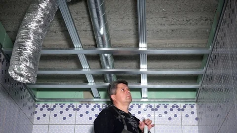 Amateur worker mount ceiling profiles in new flat room Stock Footage 112979358