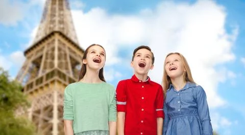 Amazed children looking up over eiffel tower Fotos Stock