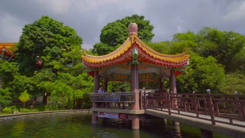 Amazing 360 view of fish Pond in Kek Lok Si Temple with view pagoda Stock Footage 108794852