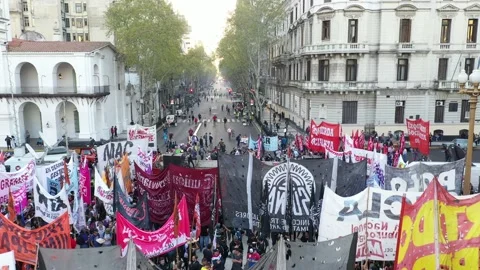 Amazing aerial reverse plan on a mobilization of Argentinian left groups. Vídeos de archivo 167535764