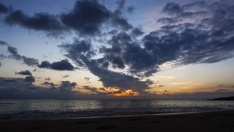 Amazing beautiful sunset reflection on the sea with rock, wave and mountain Vidéo 99068044