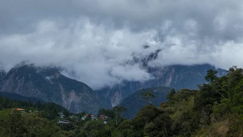 Amazing Beautiful timelapse of moving cloud over Mount Kinabalu Video stock 121231663