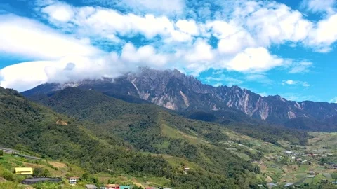 Amazing Beautiful timelapse of moving cloud over Mount Kinabalu in Kundasang, Sa Video stock 254094200