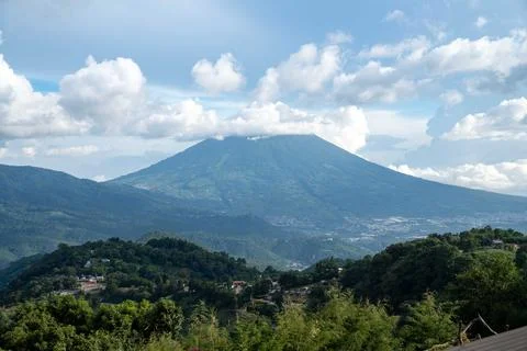 Amazing capture of volcano covered by cloud during the day in central america 스톡 사진
