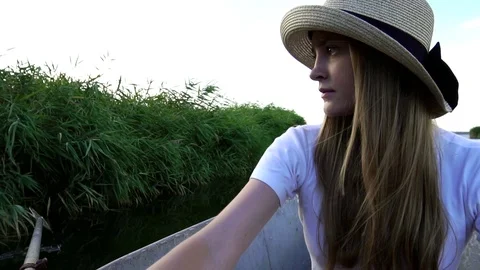 Amazing close up slow motion view on tender concentrated young woman rower in Video stock 95124928