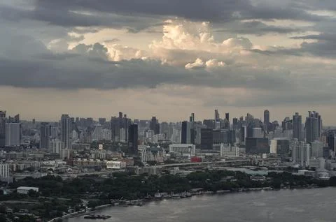 Amazing clouds in the sky over large metropolitan city of bangkok along Cha.. 写真素材