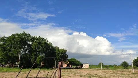 Amazing cloudscape in blue sky over the agricultural farm Stockfoto's