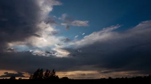 Amazing dramatic sunset over the forest Vidéo 159758753