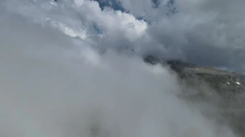 Amazing-finds-move-with-the-wind-over-the-mountain Vídeo Stock 197576730